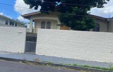 Imagem: A casa possui 2 Dormitórios, 1 Banheiro, 4 Vagas na garagem