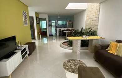 Imagem: A casa possui 3 Dormitórios, 2 Banheiros, 2 Vagas na garagem