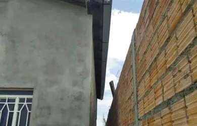 Imagem: A casa possui 1 Dormitório, 1 Banheiro, 2 Vagas na garagem