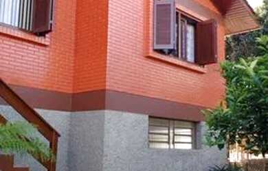 Imagem: A casa possui 3 Dormitórios, 2 Banheiros, 5 Vagas na garagem