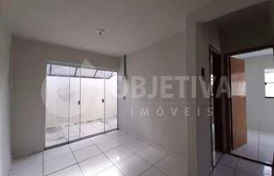 Imagem: A casa possui 2 Dormitórios, 1 Banheiro, 2 Vagas na garagem