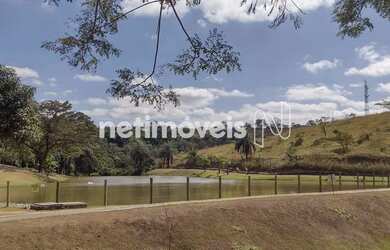 Imagem: O terreno à venda possui e está localizado em Portal do Sol