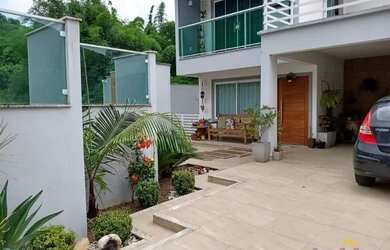 Imagem: A casa possui 3 Dormitórios, 2 Banheiros, 4 Vagas na garagem