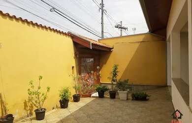 Imagem: A casa possui 3 Dormitórios, 2 Banheiros, 2 Vagas na garagem