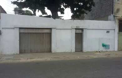 Imagem: A casa possui 2 Dormitórios, 1 Banheiro, 2 Vagas na garagem