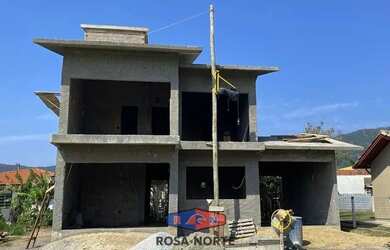 Imagem: A casa possui 3 Dormitórios, 3 Banheiros, 1 Vaga na garagem