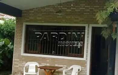 Imagem: A casa possui 3 Dormitórios, 3 Banheiros, 4 Vagas na garagem