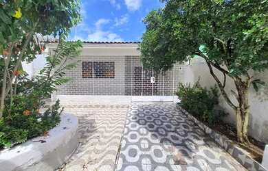 Imagem: A casa possui 3 Dormitórios, 2 Banheiros, 2 Vagas na garagem