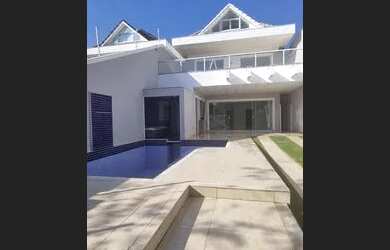 Imagem: A casa possui 4 Dormitórios, 5 Banheiros, 3 Vagas na garagem