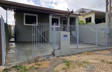 Imagem: A casa possui 2 Dormitórios, 1 Banheiro, 2 Vagas na garagem