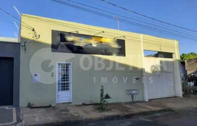 Imagem: A casa possui 2 Dormitórios, 2 Banheiros, 3 Vagas na garagem