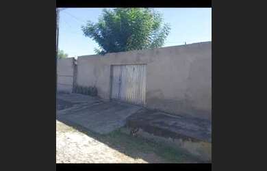 Imagem: A casa possui 2 Dormitórios, 1 Banheiro, 4 Vagas na garagem