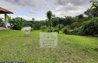 Imagem: A casa possui 3 Dormitórios, 2 Banheiros, 5 Vagas na garagem