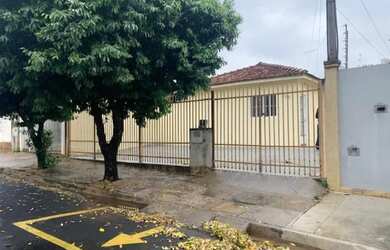 Imagem: A casa possui 2 Dormitórios, 1 Banheiro, 4 Vagas na garagem