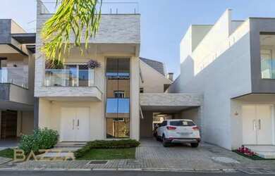 Imagem: A casa possui 4 Dormitórios, 4 Banheiros, 4 Vagas na garagem