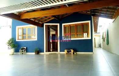 Imagem: A casa possui 3 Dormitórios, 3 Banheiros, 3 Vagas na garagem