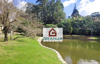 Imagem: A casa em condomínio possui 4 Dormitórios, 5 Banheiros, 448m²