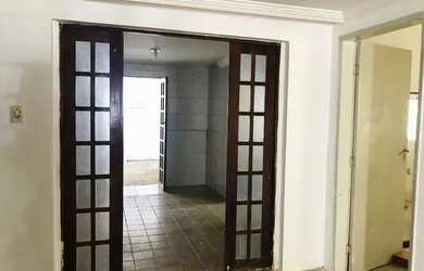 Imagem: A casa possui 2 Dormitórios, 2 Banheiros, 2 Vagas na garagem