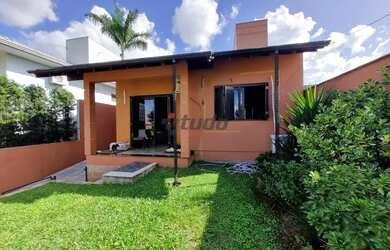 Imagem: A casa possui 2 Dormitórios, 1 Banheiro, 2 Vagas na garagem