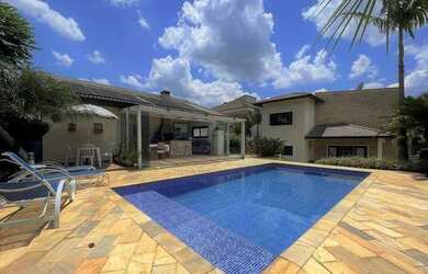 Imagem: A casa em condomínio possui 4 Dormitórios, 5 Banheiros, 5