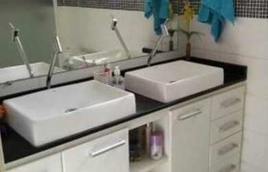 Imagem: A casa possui 3 Dormitórios, 3 Banheiros, 2 Vagas na garagem