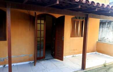 Imagem: A casa possui 3 Dormitórios, 2 Banheiros, 1 Vaga na garagem