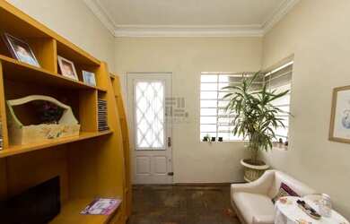 Imagem: A casa possui 4 Dormitórios, 2 Banheiros, 1 Vaga na garagem