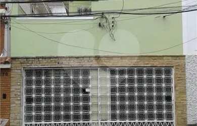 Imagem: A casa possui 3 Dormitórios, 4 Banheiros, 2 Vagas na garagem