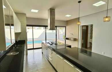 Imagem: A casa em condomínio possui 3 Dormitórios, 4 Banheiros, 4