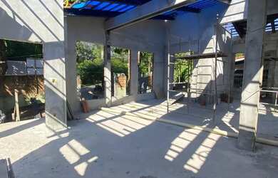 Imagem: A casa possui 4 Dormitórios, 5 Banheiros, 5 Vagas na garagem