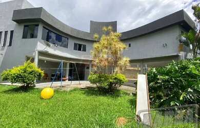 Imagem: A casa possui 5 Dormitórios, 5 Banheiros, 5 Vagas na garagem