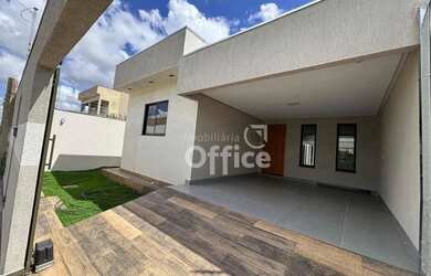 Imagem: A casa possui 3 Dormitórios, 2 Banheiros, 3 Vagas na garagem