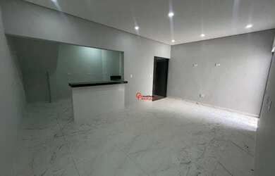 Imagem: A casa possui 3 Dormitórios, 1 Banheiro, 1 Vaga na garagem