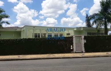 Imagem: A casa possui 3 Dormitórios, 4 Banheiros, 5 Vagas na garagem