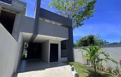 Imagem: A casa possui 3 Dormitórios, 1 Banheiro, 2 Vagas na garagem