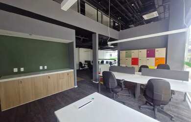 Imagem: O depósito possui 3 Vagas na garagem e 146m² de Área e está