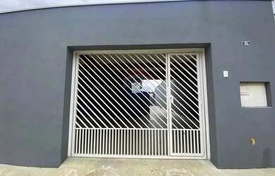 Imagem: A casa possui 2 Dormitórios, 1 Banheiro, 2 Vagas na garagem