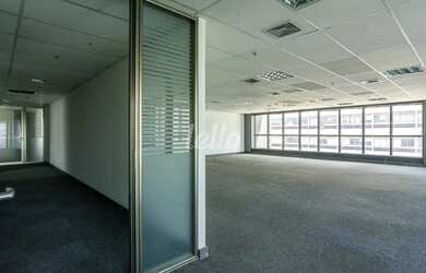 Imagem: O depósito possui 5 Vagas na garagem, 395m² de Área e está