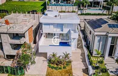 Imagem: A casa em condomínio possui 4 Dormitórios, 5 Banheiros, 365m²