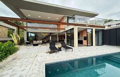 Imagem: A casa em condomínio possui 5 Dormitórios, 5 Banheiros, 5