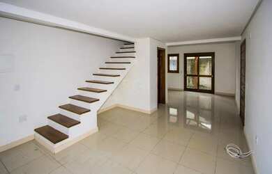 Imagem: A casa possui 2 Dormitórios, 2 Banheiros, 2 Vagas na garagem