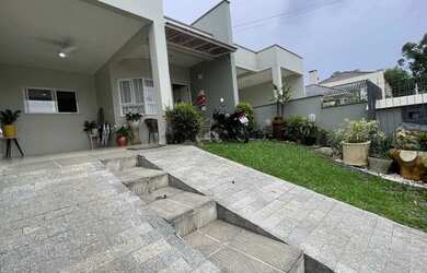 Imagem: A casa possui 3 Dormitórios, 2 Banheiros, 2 Vagas na garagem