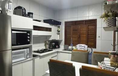 Imagem: A casa possui 3 Dormitórios, 2 Banheiros e 2 Vagas na garagem