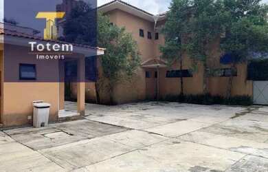 Imagem: A casa possui 1 Dormitório, 4 Banheiros, 5 Vagas na garagem