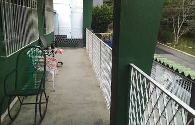 Imagem: A casa possui 3 Dormitórios, 3 Banheiros, 4 Vagas na garagem