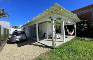 Imagem: A casa possui 4 Dormitórios, 3 Banheiros, 2 Vagas na garagem