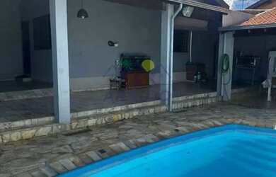 Imagem: A casa possui 3 Dormitórios, 3 Banheiros, 4 Vagas na garagem