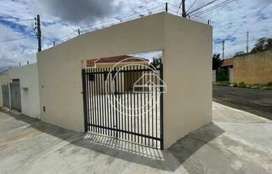 Imagem: A casa possui 2 Dormitórios, 1 Banheiro, 2 Vagas na garagem