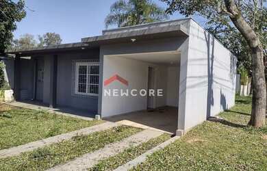 Imagem: A casa possui 3 Dormitórios, 2 Banheiros, 1 Vaga na garagem