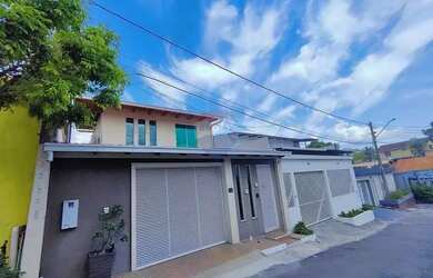 Imagem: Casa no Aleixo com 4 quartos, sendo 3 suítes moderna e em excelente